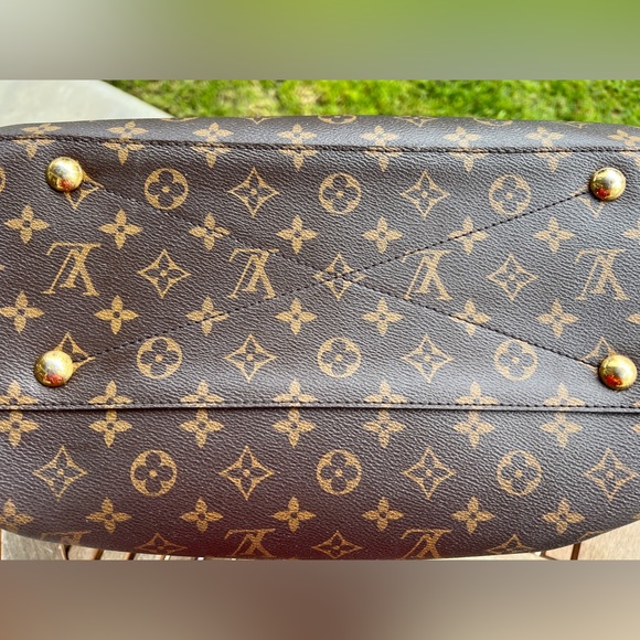 LOUIS VUITTON
Monogram Montaigne BB - Picture 7 of 15